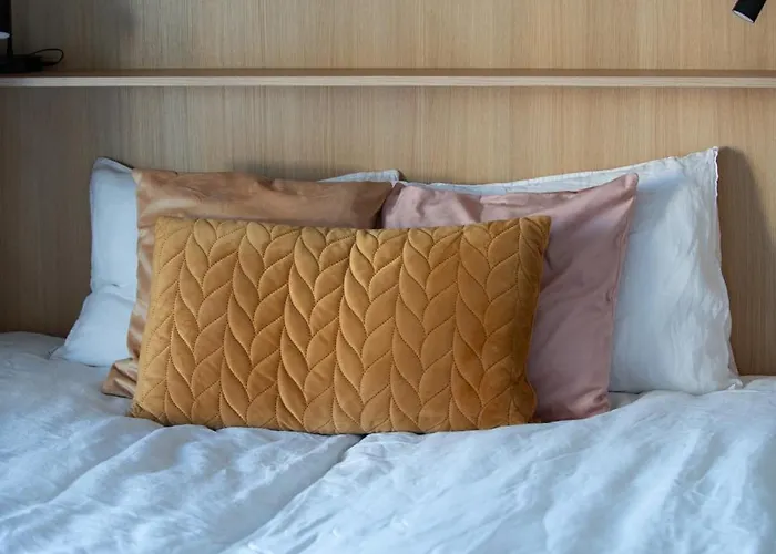 2 Bedroom Rose Charm - By Апартаменты