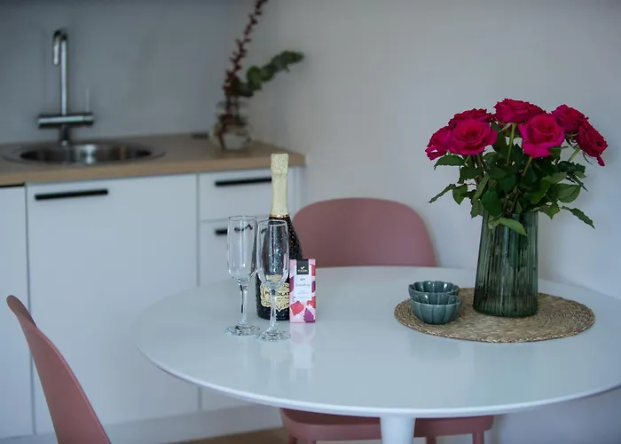 2 Bedroom Rose Charm - By * Коккола